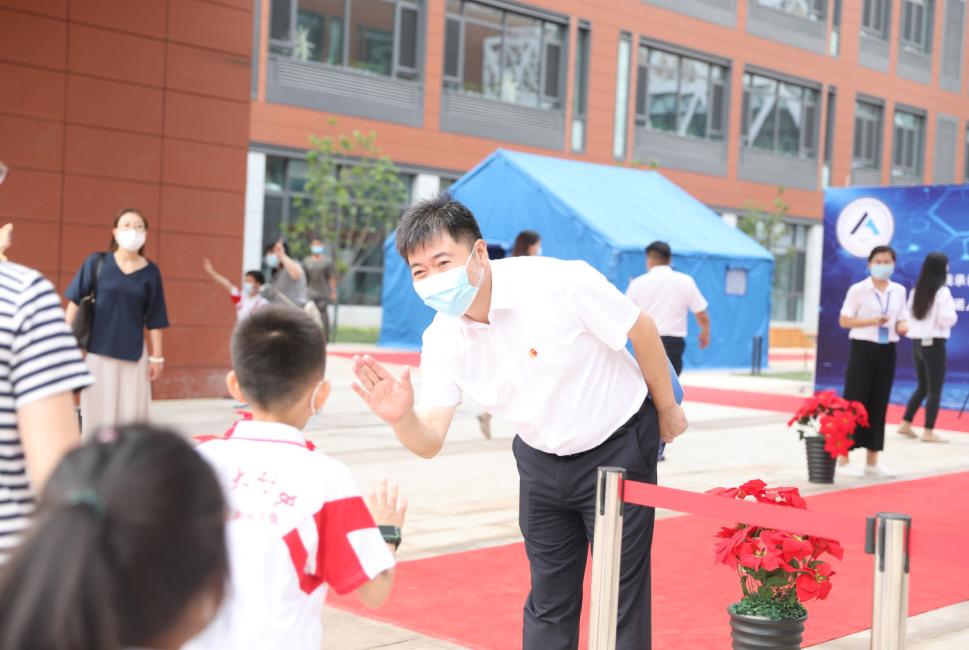 人大附中经开学校新校区举办“与你有约”活动 新校园开学在即